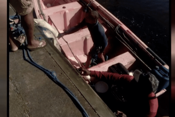 Laurent Magloire (en bleu) sauvé par miracle en pleine mer au large du Vauclin.