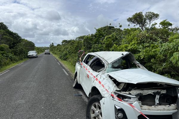 Le conducteur d'un pick-up, avec treize personnes à bord, a perdu le contrôle du véhicule samedi 6 avril, à Lifou.