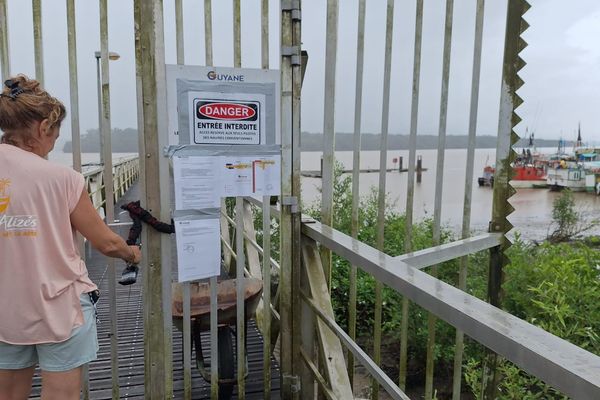 Le cadenas a été posé lundi et condamne l'accès au ponton. La décision du Grand Port Maritime de Guyane a été affichée sur lr portillon