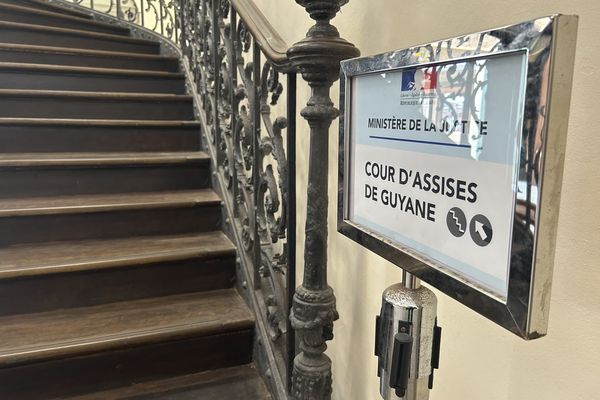 Escaliers menant à la Cour d'Assises de Guyane