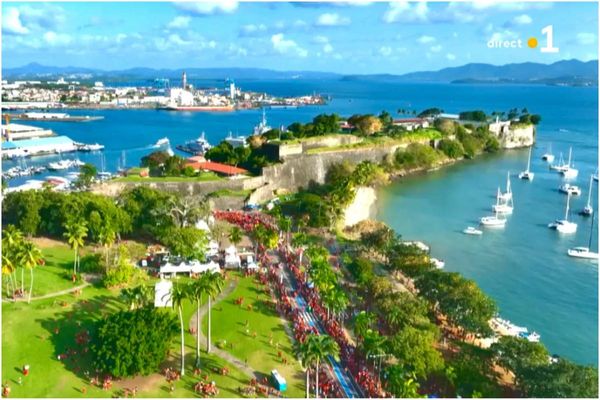 Vue aérienne du carnaval 2024 à Fort-de-France, près du Fort Saint-Louis (mardi 13 février).