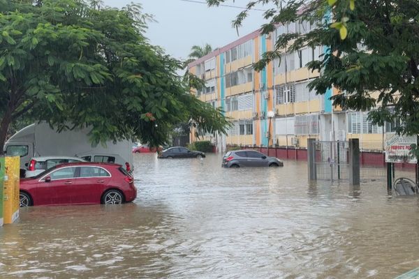 Un parking complètement inondé au Raizet - Abymes  jeudi 26/09/24