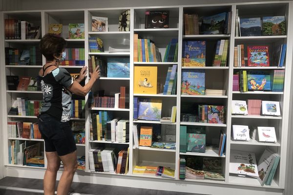 Les ouvrages sont davantage visibles depuis les travaux à la librairie Calédo Livres : ici la section jeunesse. 28 février 2022