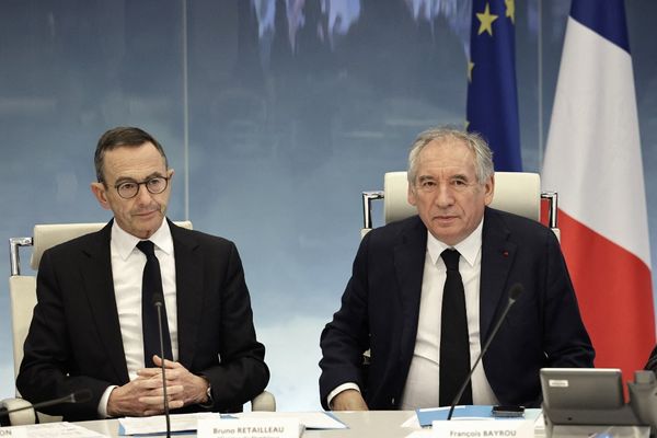 Bruno Retailleau, ministre de l'Intérieur, et François Bayrou, Premier ministre, lors de la cellule de crise interministérielle après le passage du cyclone Chido à Mayotte, le 14 décembre 2024.