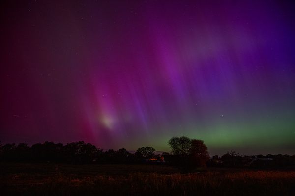 Des aurores boréales dans le ciel de Loire-Atlantique, comme ici à Riaille (France), dans la nuit du 10 au 11 mai 2024.