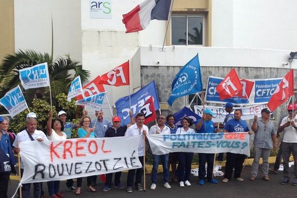 Manifestants CHU devant l'ARS 