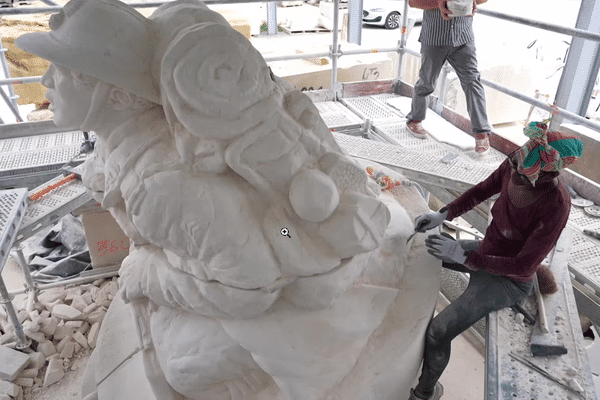 Commencé il y a un mois dans cet atelier de la Meuse, le monument prend forme. Marie Beuze, l'épouse d'Hervé Beuze, participe à la création de la statue.