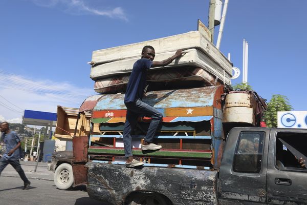 Des habitants fuient leurs maisons pour échapper à la violence des gangs dans le quartier de Nazon, à Port-au-Prince, en Haïti, le vendredi 15 novembre 2024.