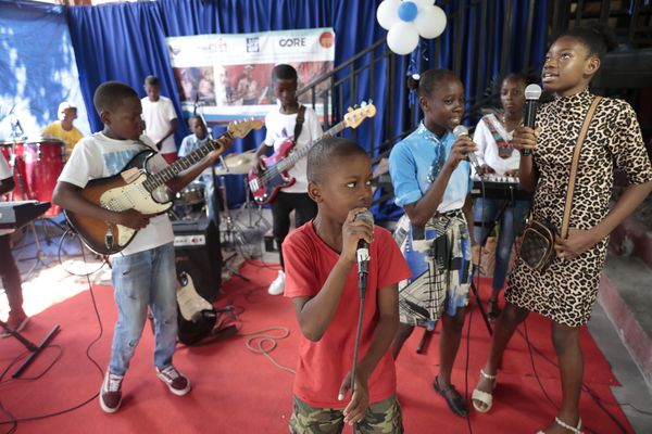 Musiciens en herbe à l'école de musique "Plezi Mizik" de Port-au-Prince, Haïti