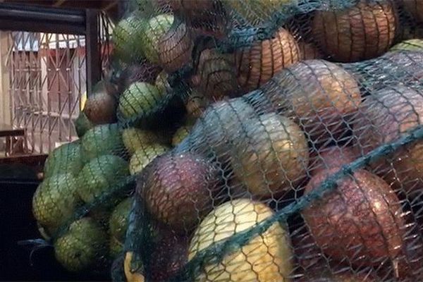 Foire aux Maracudjas au marché de Fort-de-France.