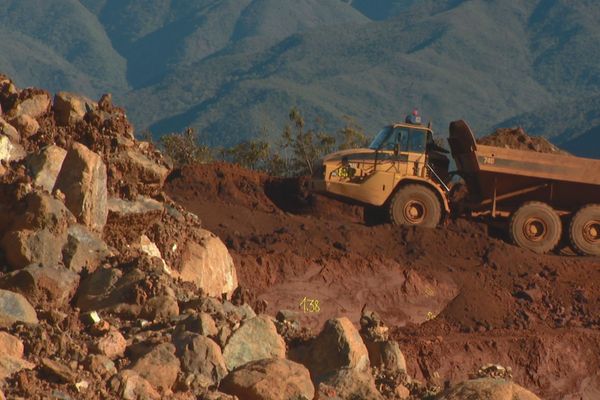 Camion sur la mine Montagnat, août 2018