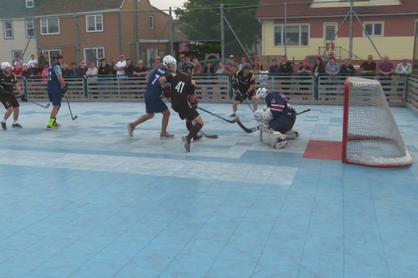 LEs Crèmes Brûlées face aux Loups Marins lors de la finale de Hockey Balle 2023.