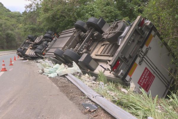 Le camion renversé dans le col de la Pirogue, à Païta, ce mercredi 22 janvier 2025.