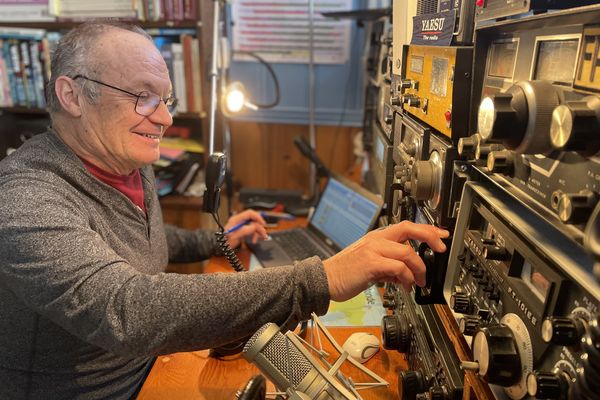 Jean-Christophe Lebon dans son bureau en communication avec des passionné de radio du monde entier.