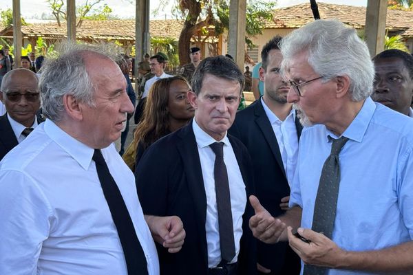 Le Premier ministre François Bayrou, le ministre des Outre-mer Manuel Valls visite le collège Kawéni 2