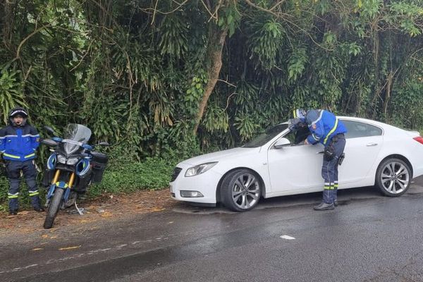 Contrôle routier par les motards de la gendarmerie de Guadeloupe