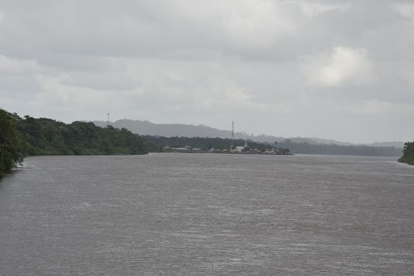 Du pont on aperçoit le bourg de Régina