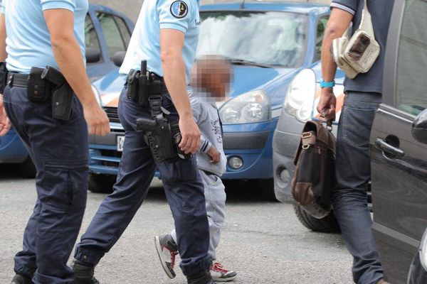 Rifki, jeune Comorien de 4 ans, est accompagné par des gendarmes en gare de Libourne (Gironde), le 16 août 2015, après avoir été enlevé pendant plus de 25 heures par un ravisseur.