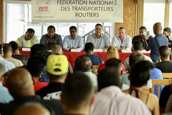 Les transporteurs sont réunis au siège de la FNTR, ce vendredi 4 octobre, à Saint-André.