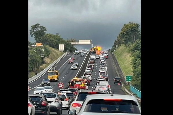 Sainte-Marie : suite à un carambolage impliquant six véhicules, des embouteillages monstrueux vers l'Est