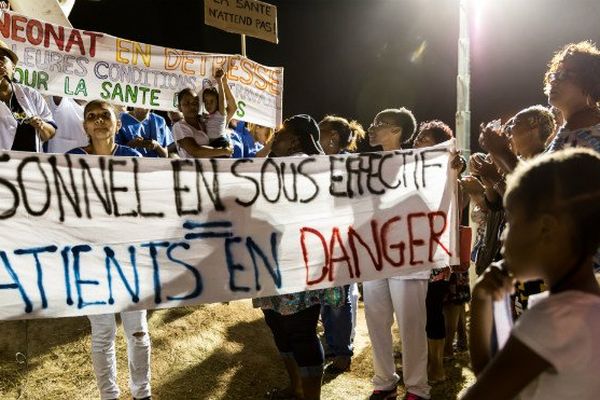 Des membres du personnel du centre hospitalier de Cayenne le 29 mars 