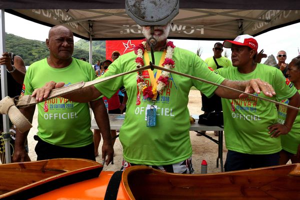 Hawaiki nui va'a 2016 : la pesée des va'a à Huahine