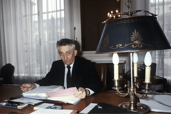 Bernard Pons, homme politique et médecin français, né le 18 juillet 1926 à Béziers (Hérault), ministre RPR des DOM-TOM de 1986 à mai 1988