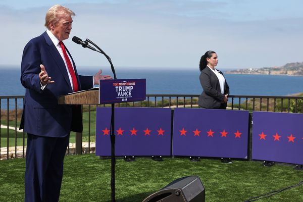 Le candidat républicain à la présidence et ancien président américain Donald Trump, s'exprime tandis qu'un agent des services secrets monte la garde lors d'une conférence de presse au Trump National Golf Club de Los Angeles le 13 septembre 2024 à Rancho Palos Verdes, Californie.