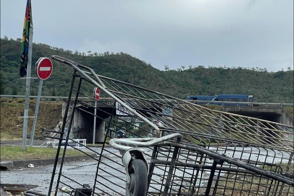 A Dumbéa-sur-mer, le blocage des accès a perduré durant plusieurs jours.