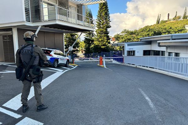 Devant le tribunal de Nouméa, ce mardi matin.