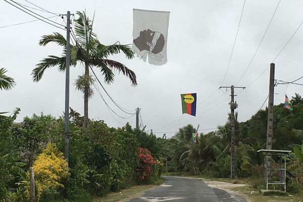 Drapeau corse associé au drapeau du FLNKS, dans le nord d'Ouvéa, en 2018.
