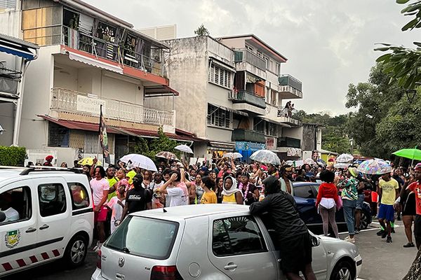 Les participants au vidé en pyjama dans les rues de Schoelcher.