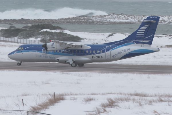 L'ATR 42-600 d'Air Saint-Pierre décolle de l'aéroport Saint-Pierre Pointe Blanche direction Halifax, au Canada.