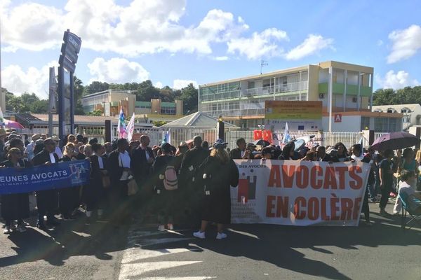 mouvement commun enseignants-avocats-postiers