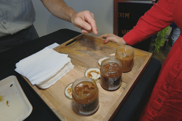 Séance dégustation sur un stand du salon.