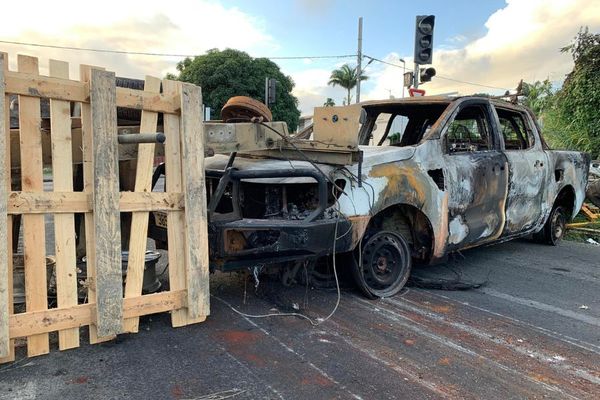 Barricade dans un quartier de Nouméa avec les éléments détruits à proximité le mercredi 15 mai 2024