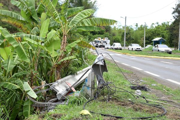 Accident contre poteau à Saint-Louis sur la RP1: le poteau percuté (27 janvier 2018)