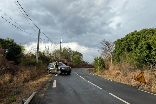 Les gendarmes sur le lieu de l'accident à Hamouro