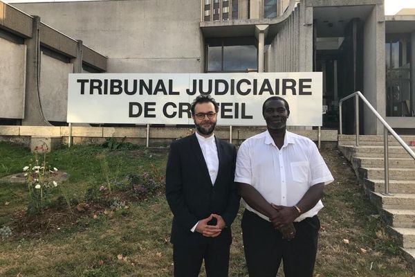 A la sortie du tribunal de Créteil, le maire d'Apatou et son avocat parisien