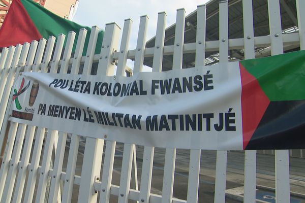 Les manifestants ont accroché cette banderole sur le portail du Palais de justice.
