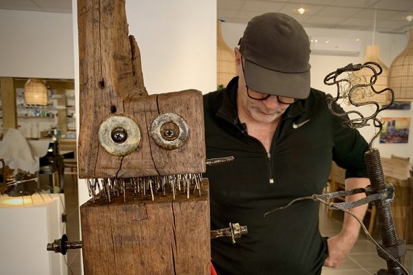 Le sculpteur Frédéric Uyttenhove et l'une de ses créations.