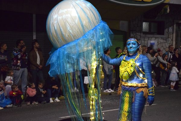 Carnaval de Nouméa 2023, des méduses comme échappées d'Avatar se sont glissées dans la troupe de l'association afro-caraïbe.