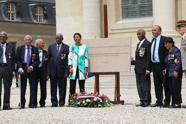 Les six dissidents antillo-guyanais présents à Paris sont rassemblés autour de la plaque commémorative, aux côtés de George Pau-Langevin et Kader Arif