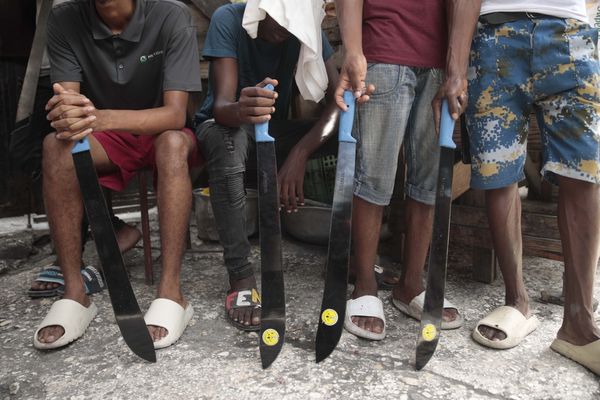 Munis de leurs machettes, des membres du mouvement Bwa kale, Port-au-Prince, Haïti, 28 mai 2023