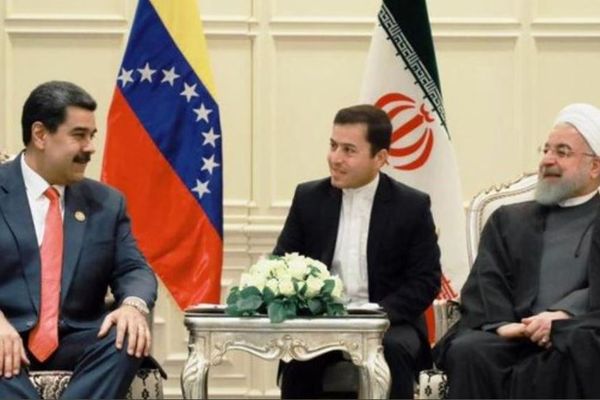 Nicolas Maduro, président du Venezuela (à gauche) discute avec Hassan Rouhani, président de l'Iran (à droite).