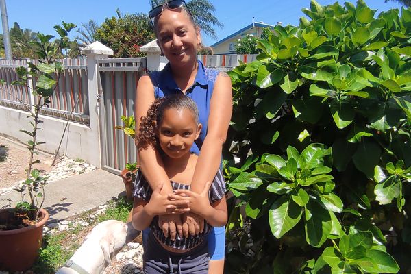 Ludmilla Taaviri et sa fille Tehana, au Pont des Français