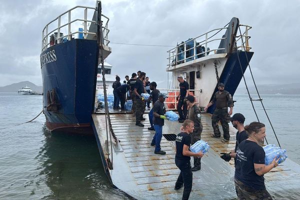 Les Comores solidaires avec Mayotte, des packs d'eau sont envoyés d'Anjouan par bateau