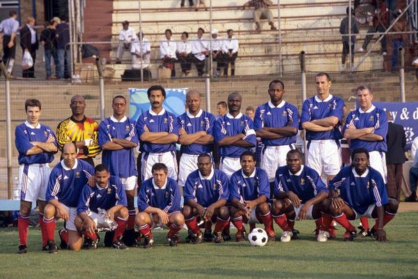 Johannesburg (1998)  Stade de Soweto. Accroupis : Abdel Djaadaoui, Franck Tanasi, Alain Giresse, Riger Zaba, Jesn-Michel Bridier, Ferdinand Makota, Pierre Aubame. Debout : Jean-luc Vasseur, Joseph-Antoine Bell, Albert Couriol, Carlos Acost.