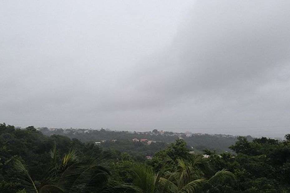 „Schwerregen und Stürme“, „sinkende Wellen“ und „heftige Winde“ in Martinique Yellow Awareness.