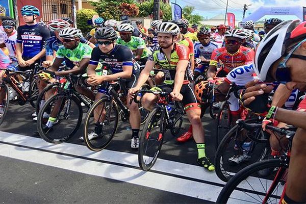 Un peloton de près de 105 coureurs au départ de la 37e édition du tour cycliste international de Martinique